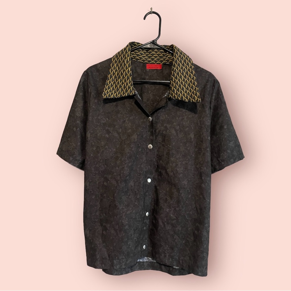 T shirt button by Blackredd independent designer